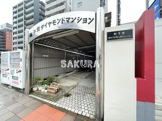 エントランス　重厚感のある建物デザイン♪