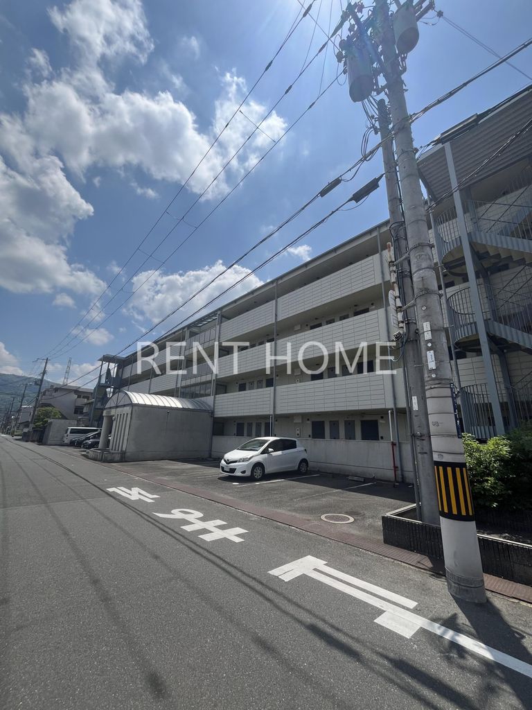 建物外観　鉄骨造の４階建ての建物です。