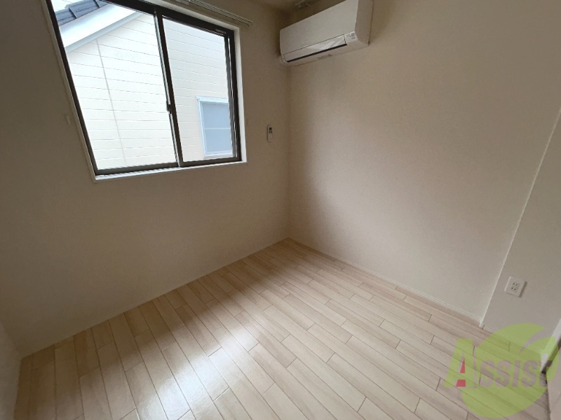その他部屋・スペース　４．５帖の寝室がございます。エアコンも付いていて快適です。