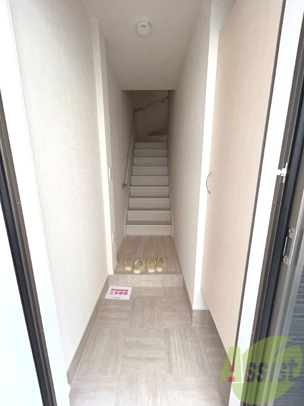玄関　玄関からはこんな感じ。階段を上がってお部屋に入ります。
