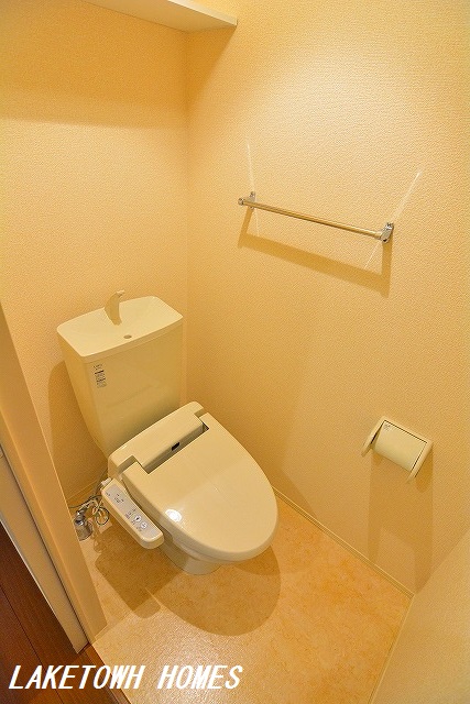 トイレ　上部に収納棚のある温水洗浄便座付のトイレです。