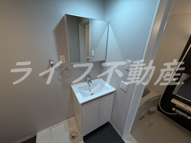洗面設備　独立洗面化粧台が付いています
