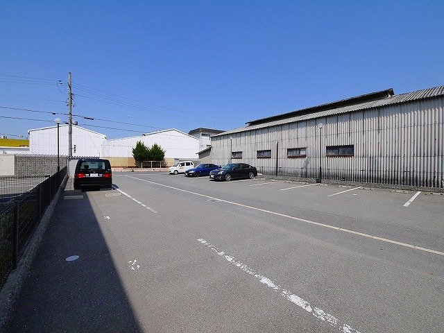 駐車場　駐車場があるので、車を買う予定の方も安心です