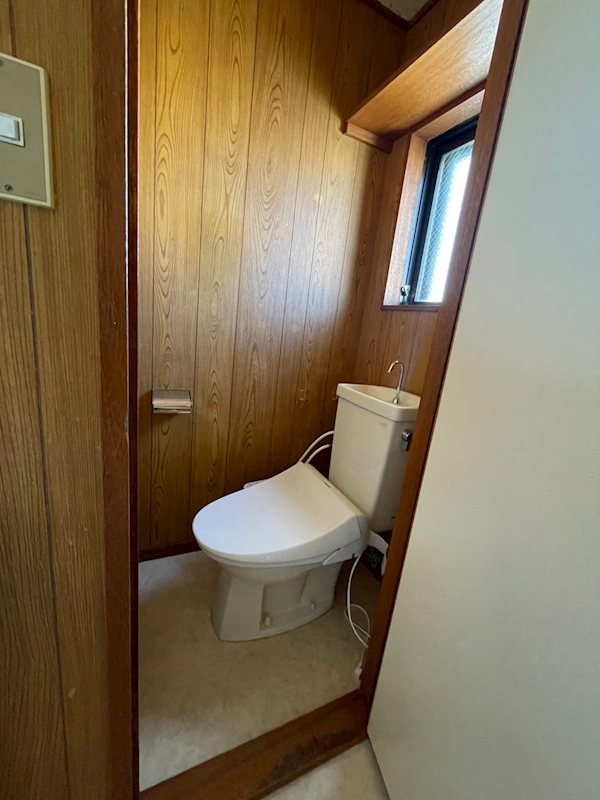 トイレ　別部屋写真となります。