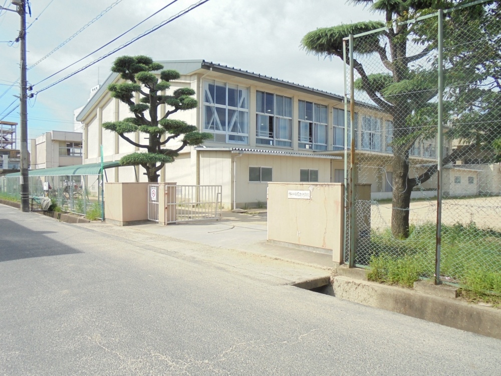 中学校　福山市立 鷹取中学校（中学校）まで295m