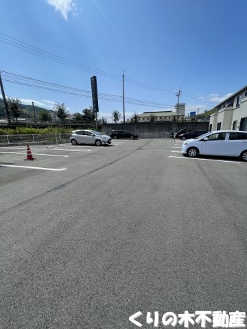 駐車場　駐車場があるので、車を買う予定の方も安心です
