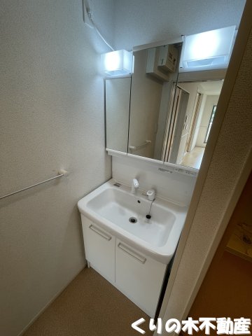 洗面設備　反転タイプのお部屋です（現況を優先します）