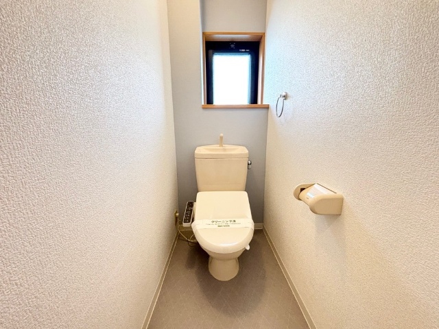 トイレ　トイレにも小窓があります
