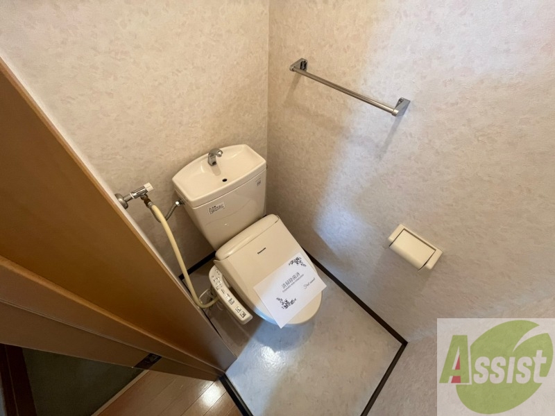 トイレ　こちらはトイレです。清潔感があり、安心して使用できます。