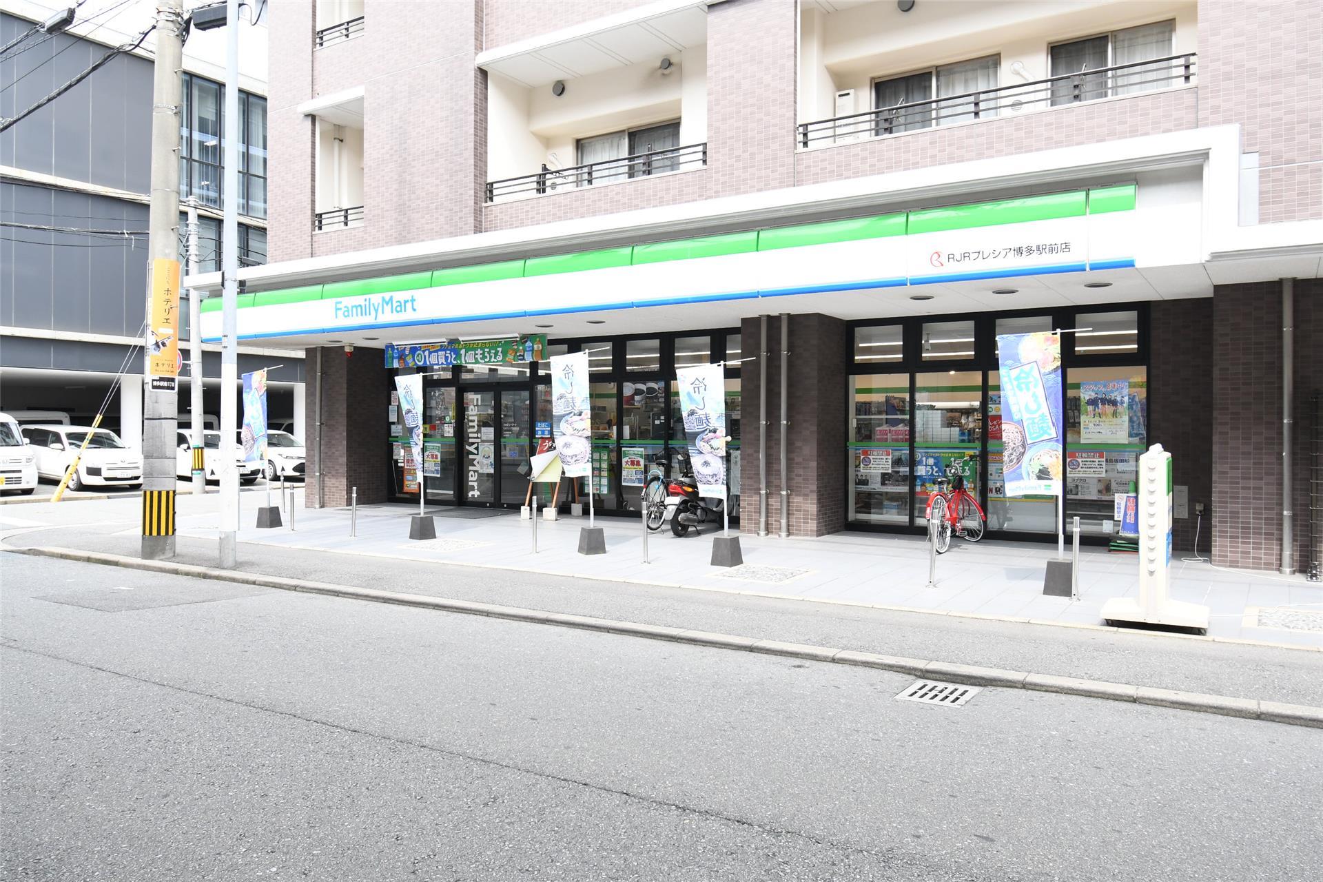 コンビニ　ファミリーマートRJRプレシア博多駅前店（コンビニ）まで63m