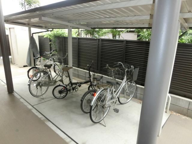 建物外観　駐輪場