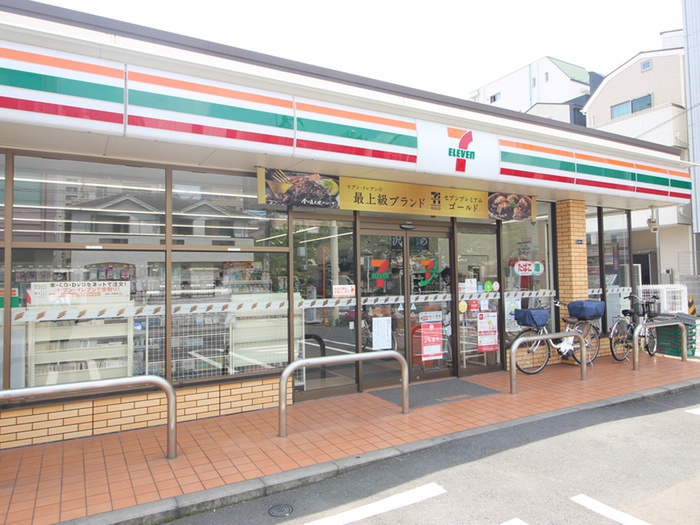 コンビニ　セブンイレブン（コンビニ）まで56m