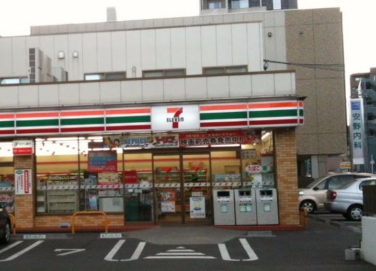 コンビニ　セブン－イレブン知多半田駅前店（コンビニ）まで605m
