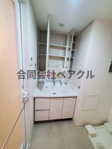 洗面設備　明るい洗面所です