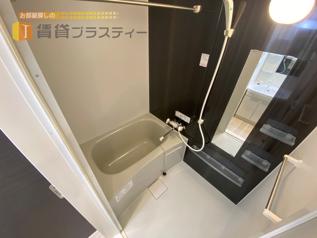 バス・シャワールーム　煌びやかなアクセントタイル。