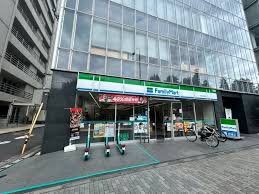 コンビニ　ファミリーマート市谷本村町店（コンビニ）まで269m
