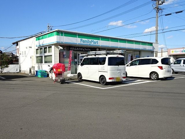 コンビニ　ファミリーマート（コンビニ）まで300m