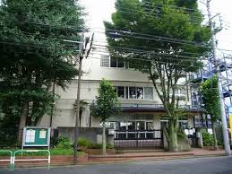 中学校　新宿区立牛込第三中学校（中学校）まで612m