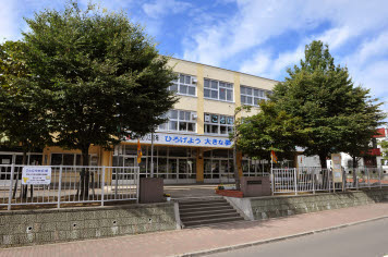 小学校　札幌市立琴似小学校（小学校）まで785m