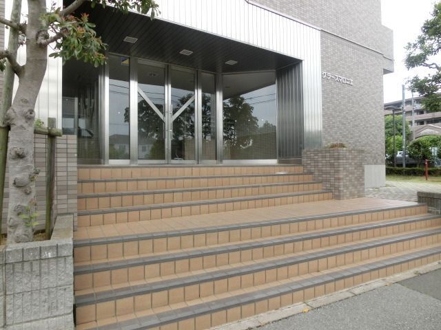 エントランス　キレイで広いエントランスです
