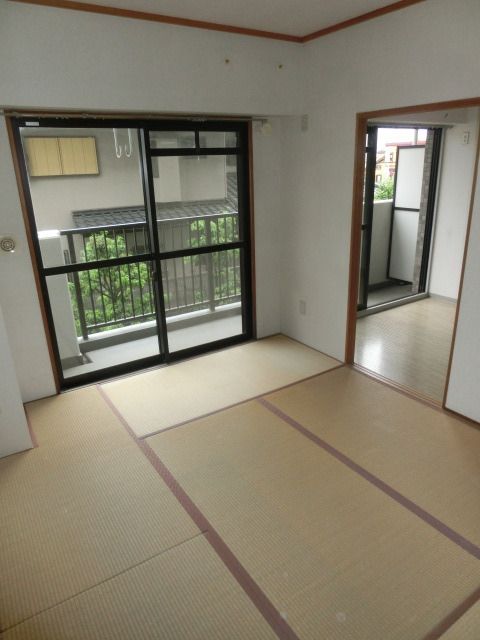 その他部屋・スペース　明るく、襖を開けるとより広く感じます