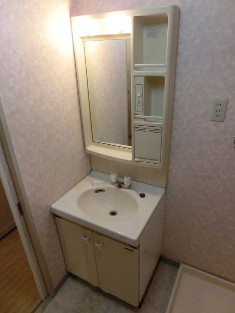 洗面設備　嬉しい独立洗面台です