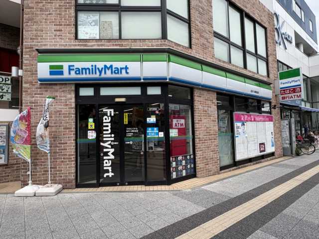 コンビニ　ファミリーマート（コンビニ）まで687m