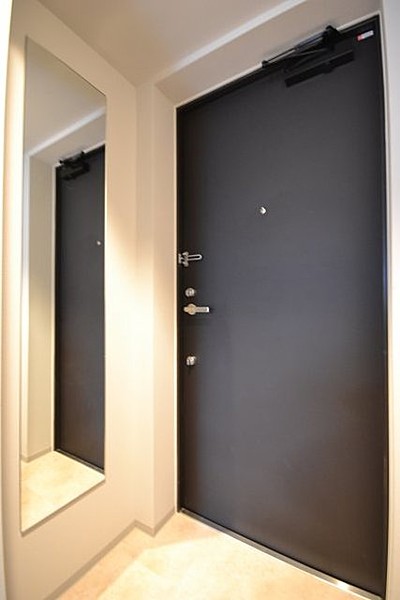 玄関　※別部屋の参考写真です。