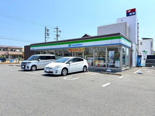 コンビニ　ファミリーマート 一宮城崎通店（コンビニ）まで560m