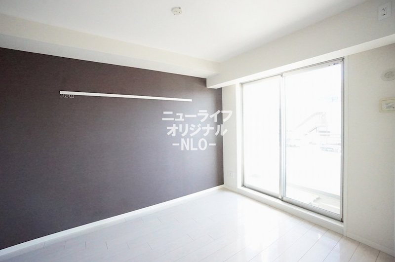 その他部屋・スペース　アクセントクロスが落ち着いた雰囲気の洋室