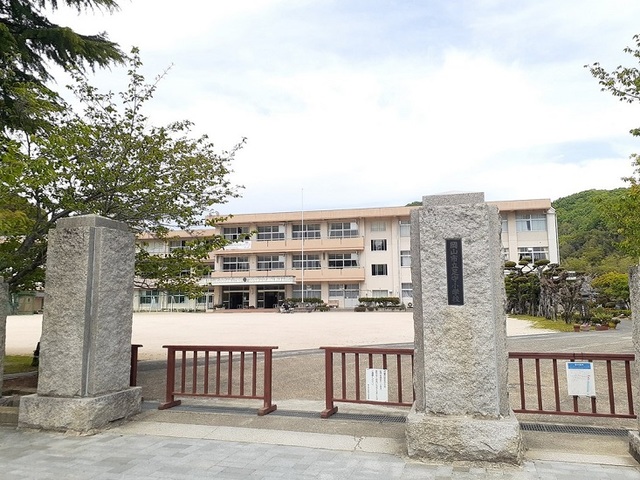 小学校　岡山市立足守小学校（小学校）まで350m