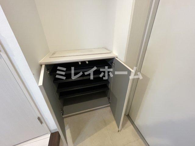 玄関　同建物内、別のお部屋の参考写真になります。