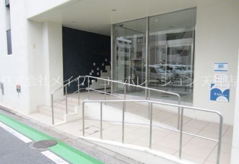 エントランス　※写真は別部屋のため現状優先します。