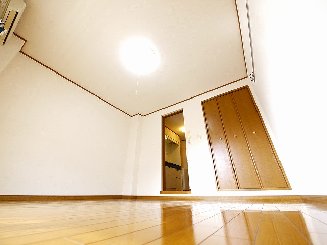 その他部屋・スペース　開放的な寝室です