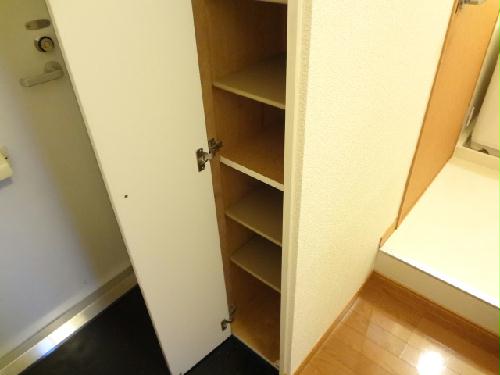収納　玄関横に下駄箱あります。