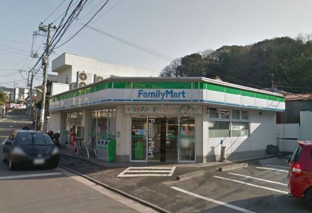 コンビニ　ファミリーマートウシオ逗子小坪店（コンビニ）まで383m