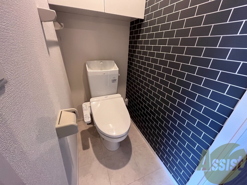 トイレ　トイレの上部には棚があって使いやすそうですね！