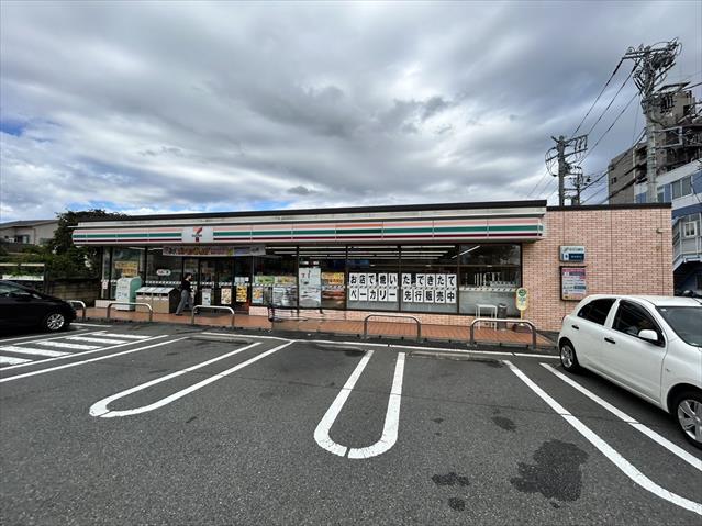 コンビニ　セブンイレブン（コンビニ）まで724m