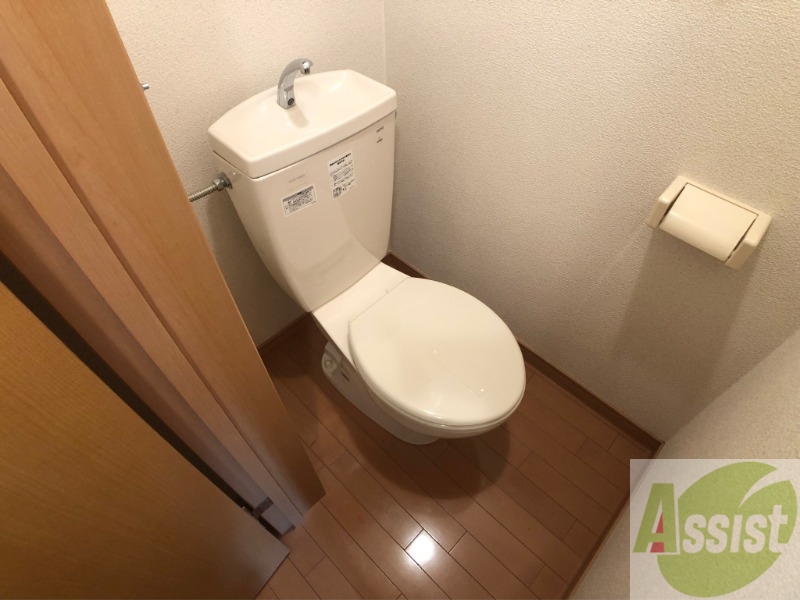 トイレ　こちらはトイレです。清潔感があり、安心して使用できます。
