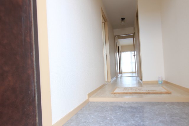 玄関　※別部屋のお写真で、現況優先と致します。