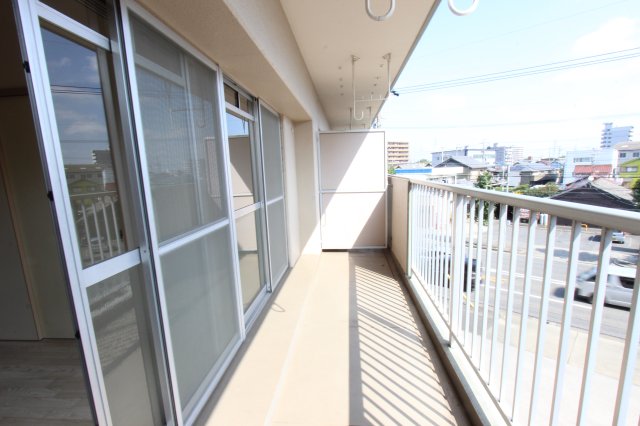 バルコニー　※別部屋のお写真で、現況優先と致します。