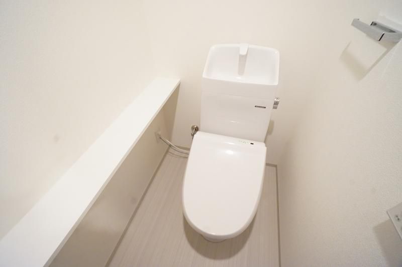 トイレ　落ち着いた色調のトイレです