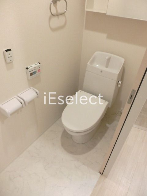 トイレ　ウォシュレット、上部収納付きです