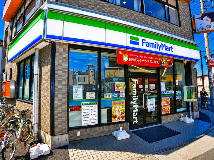 コンビニ　ファミリーマート（コンビニ）まで410m