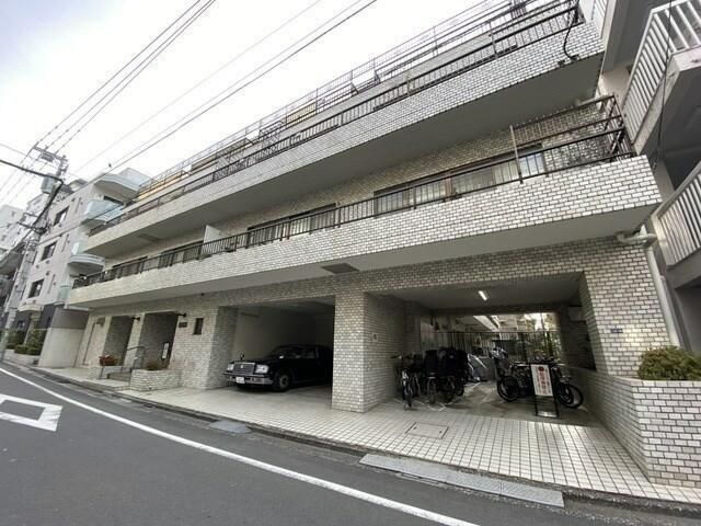 建物外観　鉄筋コンクリート造・総戸数は25戸です。