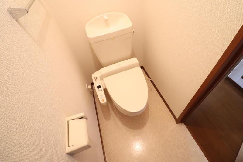 トイレ　ウォシュレット付き。
