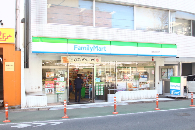 コンビニ　ファミリーマート（コンビニ）まで589m