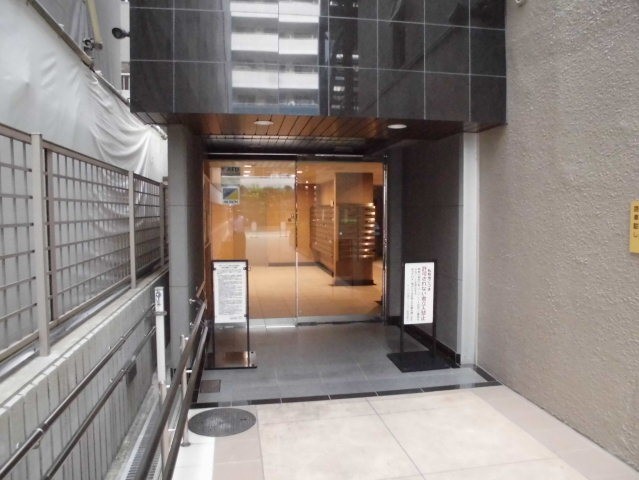 エントランス　重厚感のある建物デザイン♪