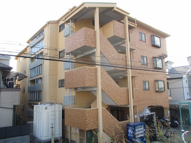建物外観　川沿いの閑静な住宅街にあるマンションです