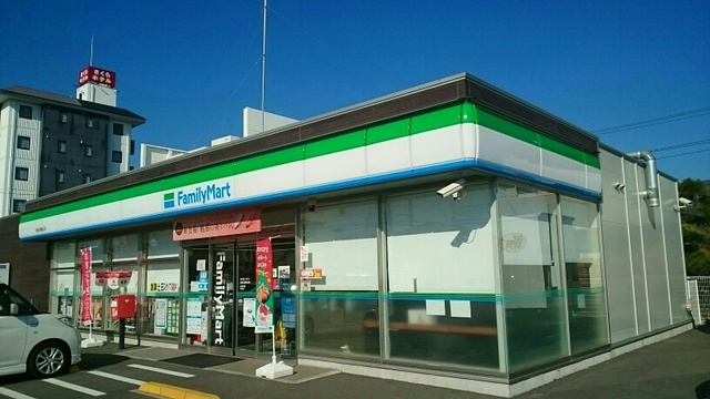 コンビニ　ファミリーマート（コンビニ）まで860m